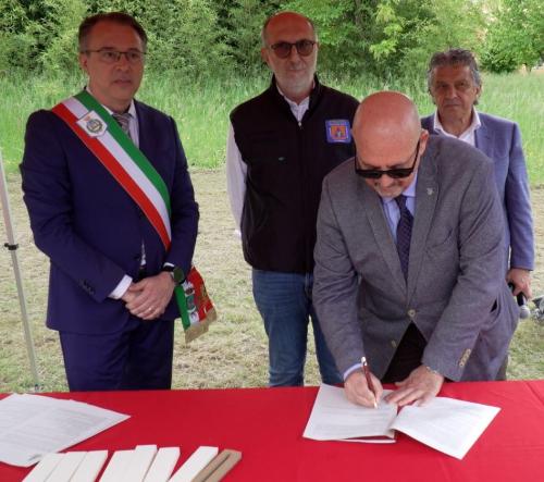 L'assessore Callari firma la cessione dell’area ex Edimil di Palmanova dal Comune alla Regione e alla Protezione civile.