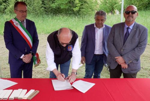 Momento della firma anche per l'assessore Riccardi.