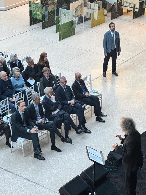 Riconoscibili dall'alto da sinistra in platea: il governatore Fedrigam il portavoce Petiziol, l'assessore Bini e l'assessore Roberti