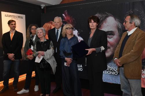 La consegna ad Ariella Reggio della targa di ringraziamento della Regione Friuli Venezia Giulia.