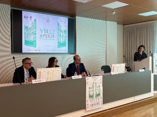 Il vicegovernatore con delega alla Cultura, Mario Anzil, con il sindaco di Manzano Piero Furlani e l'assessore comunale alla Cultura Silvia Parmiani alla presentazione di Ville Aperte in Friuli Venezia Giulia