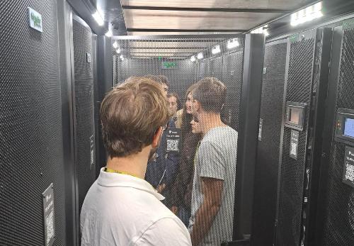 Gli studenti in visita al Data center di Insiel.