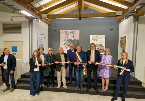 Taglio del nastro dell’esposizione "Contaminazioni della storia" alla presenza anche dei pittori Sandra Zeugna e Fulvio Dot.