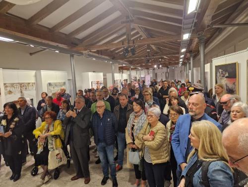 Pubblico delle grandi occasioni alla Galleria comunale d'arte contemporanea di Monfalcone.