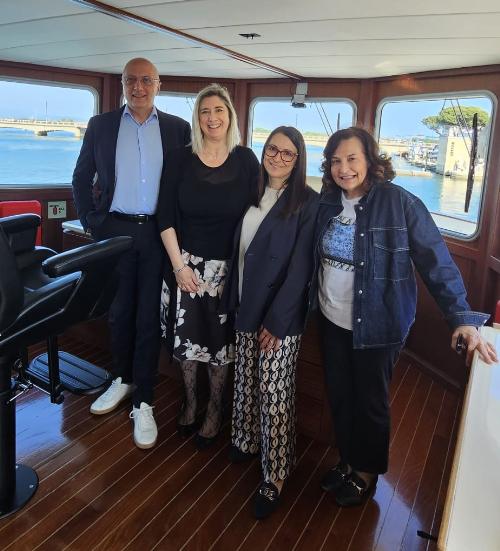 L'assessore regionale Amirante all'inaugurazione della stagione 2026 sul Delfino verde con la direttrice centrale Magda Uliana, il direttore di servizio Enzo Volponi e l'ad di Delfino verde Bianca Jurcic