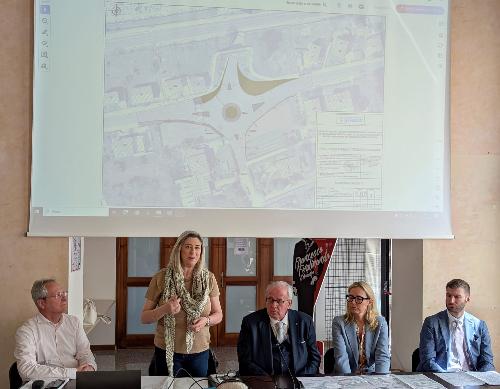L?assessore Amirante con alle spalle il progetto della rotonda illustrato oggi a Gorizia