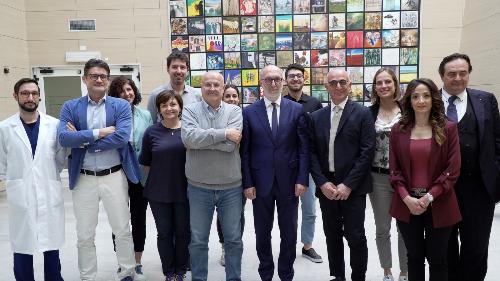 L'assessore regionale Riccardo Riccardi con i ricercaotri del Cro di Aviano che hanno realizzato i progetti di ricerca finanziati dal ministero della Salute