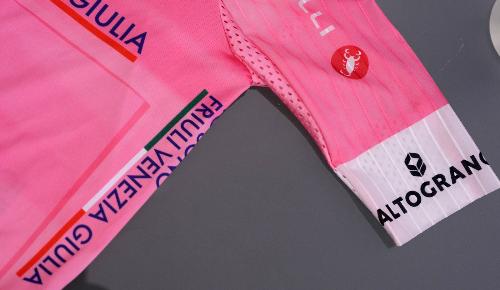Un dettaglio della maglia rosa del Giro d'Italia 2026 con il marchio "Io sono Friuli Venezia Giulia"
