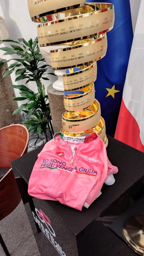 La coppa "Senza fine" del Giro d'Italia con la maglia rosa