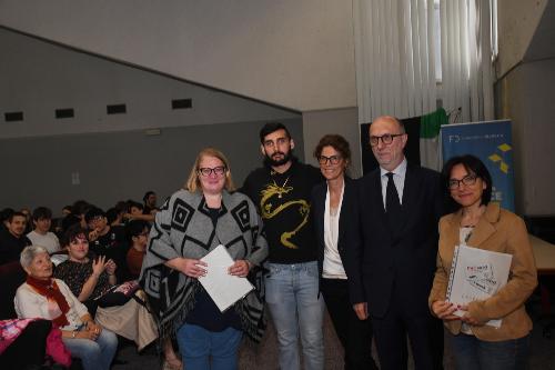 L'assessore Riccardi alla premiazione del progetto "VolontariaMente" del liceo Galilei di Trieste

