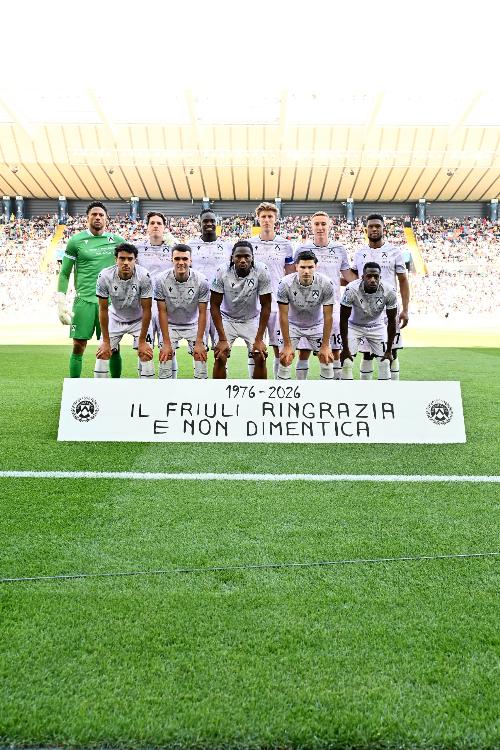 L'Udinese con la maglia dedicata al 50mo del terremoto prima di entrare in campo