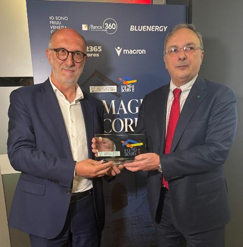 L'assessore Riccardi consegna il crest del simbolo del 50mo anniversario al presidente dell'Udinese Franco Soldati