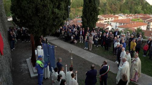 La cerimonia di inaugurazione e benedizione del nuovo monumento dedicato al mezzo secolo dal terremoto del 1976. 
