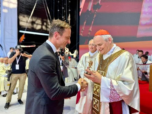 Il govermatore Fedriga riceve dal cardinale Zuppi la statuetta raffigurante l'angelo di Santa Maria di Castello, simbolo della città di Udine