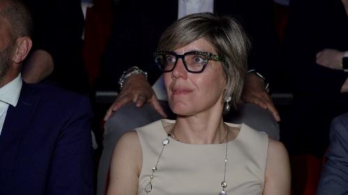 L'assessore Zilli mentre assiste all'incontro con il cardinale Zuppi