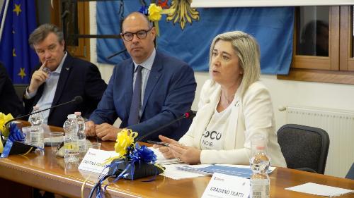 L’assessore regionale a Infrastrutture e territorio, Cristina Amirante con il sindaco di Carlino Loris Bazzo