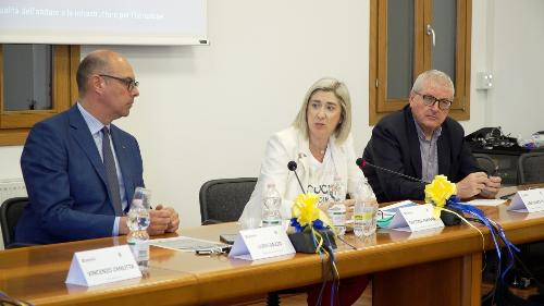 L’assessore regionale a Infrastrutture e territorio, Cristina Amirante con il sindaco di Carlino Loris Bazzo e il presidente di Confartigianato Fvg Graziano Tilatti