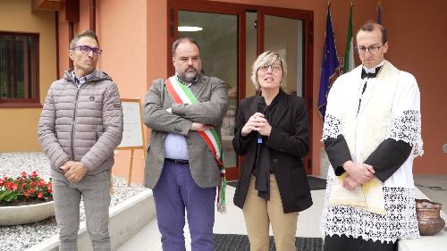 L'assessore regionale alle Finanze Barbara Zilli (al centro) all'inaugurazione dell'ampliamento dell'asilo nido "La Cocule" di Pontebba, con il sindaco Ivan Buzzi, il vicepresidente del Consiglio regionale Stefano Mazzolini e don Alberto Zanier