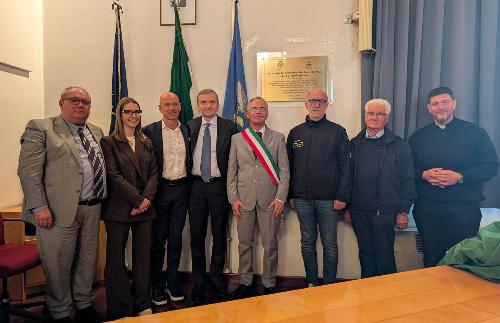 Foto fi gruppo con la targa commemorativa scoperta oggi a Magnano in Riviera