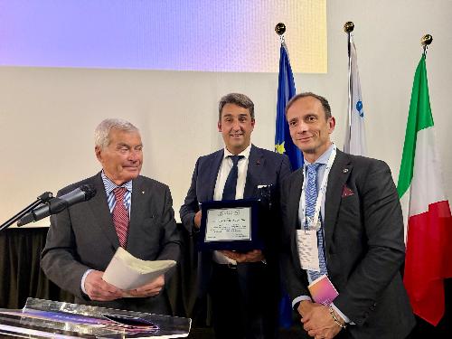 Il governatore della Regione Massimiliano Fedriga (a destra) con il presidente nazionale di Confcommercio Carlo Sangalli (a sinistra della foto) e il presidente di Confcommercio Gorizia Gianluca Madriz (al centro)