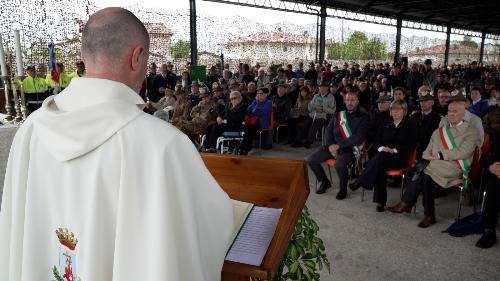 La Santa Messa nella caserma Goi-Pantanali in memoria delle vittime in armi decedute a seguito del sisma.
