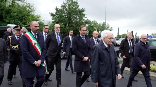 Mattarrella all'arrivo al cimitero di Gemona
