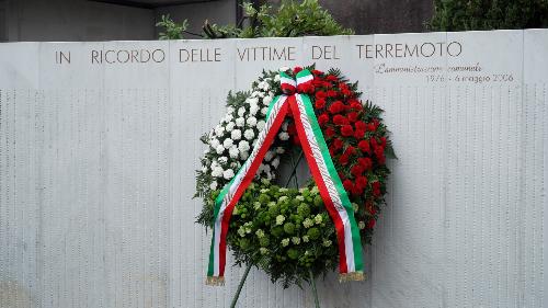 La corona davanti al monumento che ricorda le vittime del terremoto del 1976