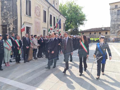 L'assessore regionale alla Sicurezza, Pierpaolo Roberti (al centro) in uno dei momenti della sfilata alla 17esima Giornata regionale della Polizia locale 