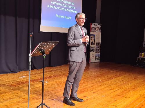 L'assessore regionale alla Sicurezza, Pierpaolo Roberti, durante il suo intervento all'auditorium Burovich di Sesto al Reghena