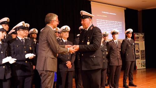 L'assessore regionale Pierpaolo Roberti mentre consegna alcuni degli encomi agli agenti della Polizia locale dei Comandi regionali
