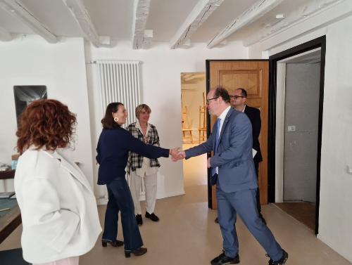 Il vicegovernatore Anzil insieme a Federica Luser e Claudia Cervo di Trart.