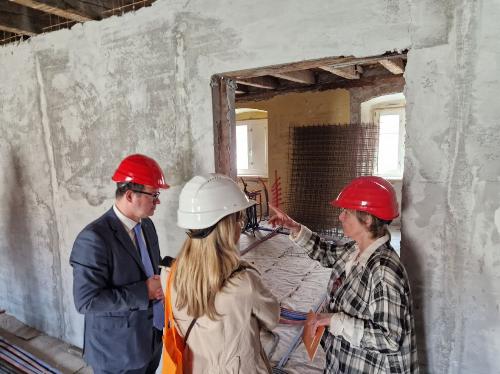 I lavori ancora in corso per la realizzazione delle residenze artistiche del progetto Trarthub.