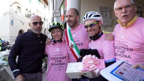 L'assessore Zilli (seconda da sinistra) poco prima della partenza della "Together for Gemona"