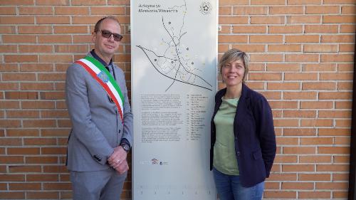 L'assessore Zilli e il sindaco Marangoni davanti al totem informativo di Artegna