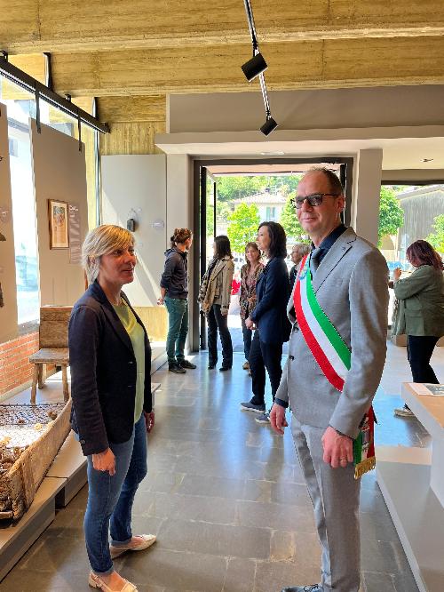 L'assessore Zilli e il sindaco Marangoni nel nuovo punto informativo di Artegna