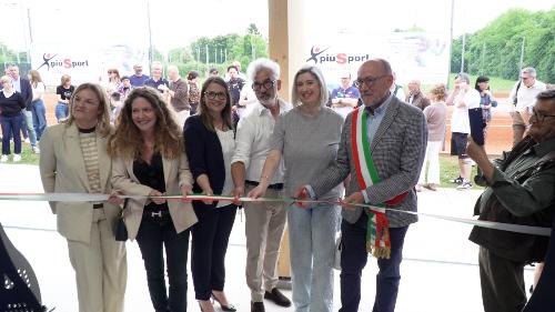 L'assessore Amirante (seconda da destra) al taglio del nastro