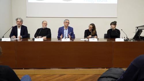 L'assessore regionale alle Autonomie locali, funzione pubblica, sicurezza e immigrazione, Pierpaolo Roberti, alla presentazione del nuovo logo del concorso di traduzione "Premio Kosovel"