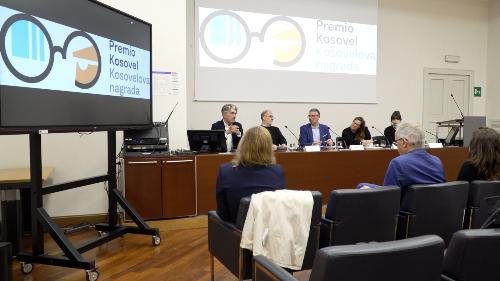 L'assessore regionale alle Autonomie locali, funzione pubblica, sicurezza e immigrazione, Pierpaolo Roberti, alla presentazione del nuovo logo del concorso di traduzione "Premio Kosovel"