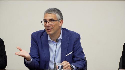 L'assessore regionale alle Autonomie locali, funzione pubblica, sicurezza e immigrazione, Pierpaolo Roberti, alla presentazione del nuovo logo del concorso di traduzione "Premio Kosovel"