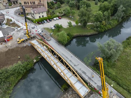 Il ponte sul fiume Corno durante le ultime fasi del varo