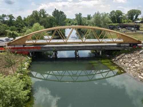 Il ponte sul fiume Corno a San Giorgio di Nogaro nella fase finale della sistemazione del manufatto lungo la ciclovia Trieste-Lignano-Venezia