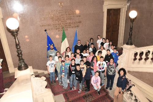 L'assessore Roberti con gli alunni della Scuola primaria de Morpurgo e della Scuola primaria di Gran Canaria