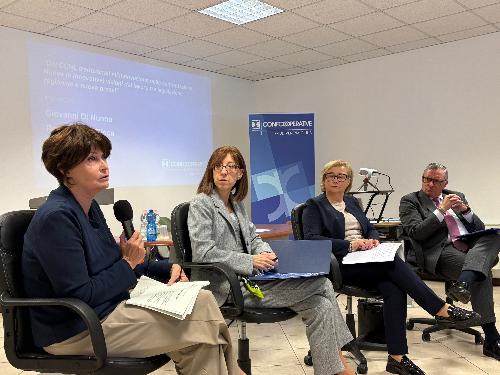 L'assessore regionale al Lavoro, istruzione e famiglia, Alessia Rosolen, prima a sinistra, all'assemblea delle cooperative del settore Lavoro e Servizi di Confcooperative Fvg