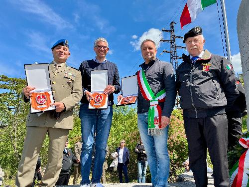 L'assessore Roberti e il sindaco Gabrovec alla cerimonia al monumento ai caduti del 65° Reggimento di fanteria della Brigata Valtellina, successivamente denominata Trieste, nella battaglia del 4 settembre 1917.