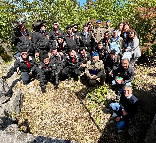 I partecipanti alla cerimonia al monumento ai caduti del 65° Reggimento di fanteria della Brigata Valtellina, successivamente denominata Trieste, nella battaglia del 4 settembre 1917.