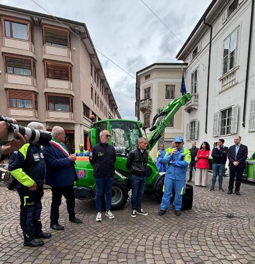L'assessore Riccardi all'inaugurazione del mezzo
