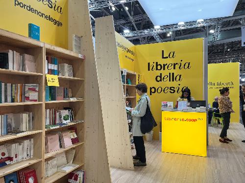 La Libreria della poesia ospitata all'interno dello stand della Regione al Salone del libro di Torino