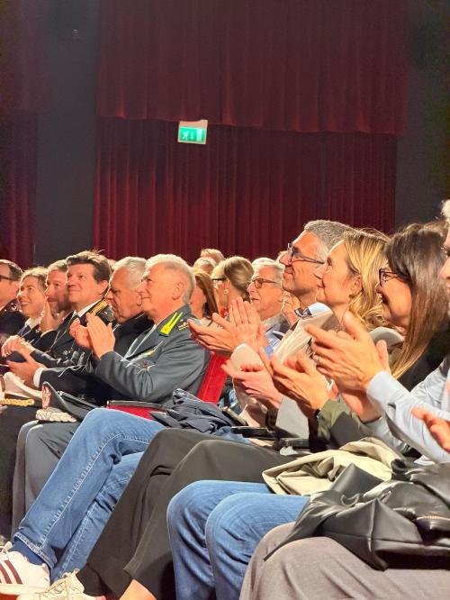 L'assessore Roberti durante la messa in scena dello spettacolo "Truffa Academy"
