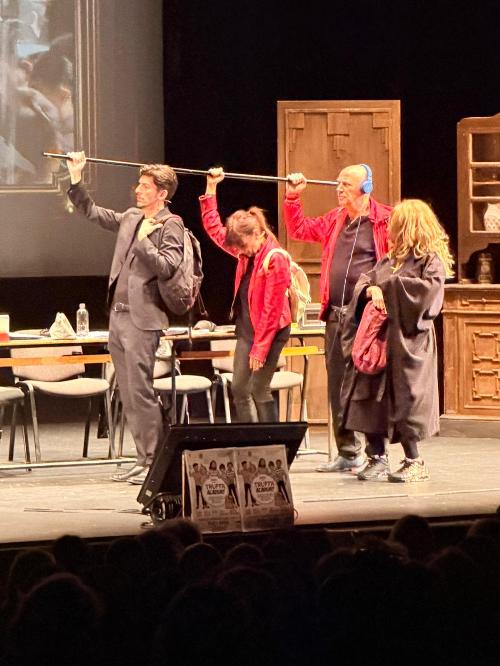 La messa in scena dello spettacolo "Truffa Academy"