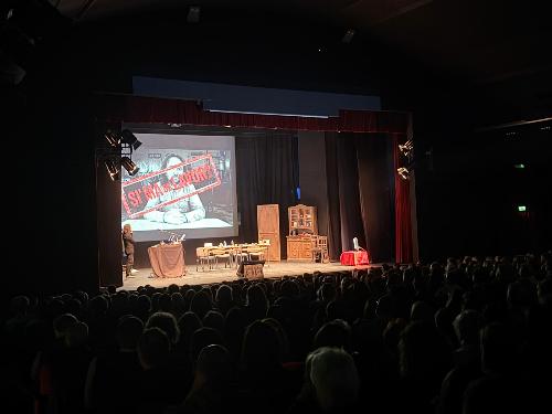 La messa in scena dello spettacolo "Truffa Academy"